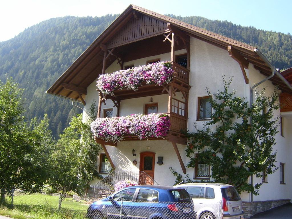 Апартаменти Haus Ruetzbach Нойштіфт-ім-Штубайталь Екстер'єр фото